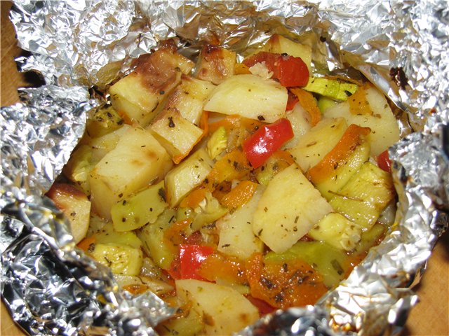 Рецепты в фольге мяса с картошкой. Овощи в фольге в духовке. Запечённые овощи в духовке в фольге. Мясо с овощами в фольге в духовке. Картошка с овощами в духовке в фольге.